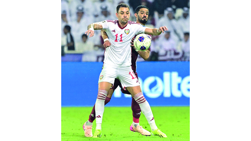 كايو كانيدو يسيطر على الكرة قبل المدافع القطري. تصوير: باتريك كاستيلو