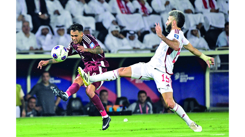 يحيى نادر يحاول إبعاد الكرة قبل لاعب منتخب قطر إدميلسون جونيور. تصوير: باتريك كاستيلو