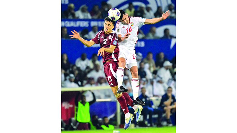 نيكولاس خيمينيز في صراع هوائي على الكرة مع أيوب محمد. تصوير: باتريك كاستيلو