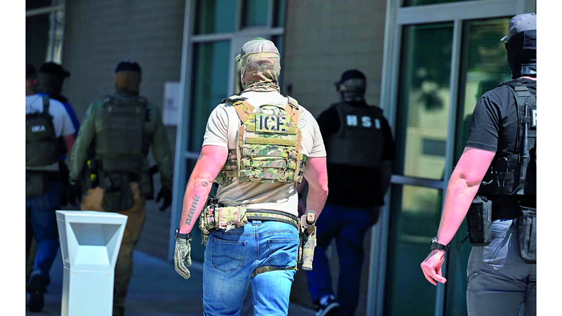 عناصر من إدارة الهجرة خلال مهمة خاصة. رويترز