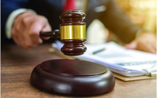 الصورة: موكل يتهم مكتب محاماة بالتخلي عنه بعد سداد 700 ألف درهم لتمثيله قانونياً