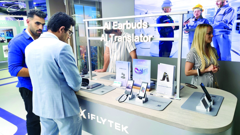 «أي فلاي تيك» طرحت منتجات للترجمة الفورية الذكية في «جيتكس». الإمارات اليوم