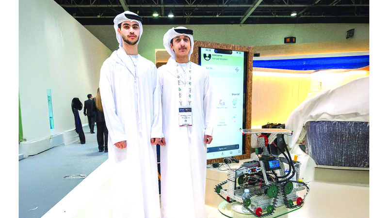 حمد الهاشمي وهزاع الزيودي يعرضان روبوت المهندس الزراعي الذكي. تصوير: أشوك فيرما