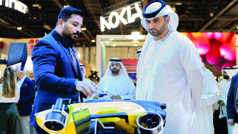 منصور بن محمد خلال جولته في معرض «جيتكس غلوبال 2025». من المصدر