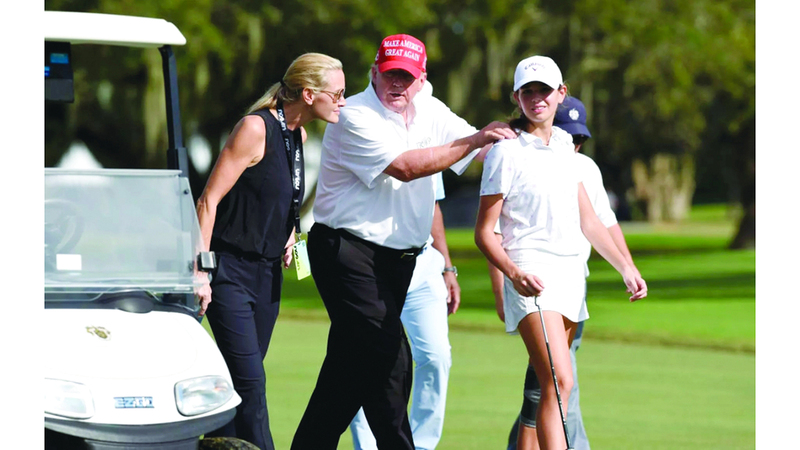 كاي وجدّها في ملعب ترامب الدولي للغولف. أرشيفية