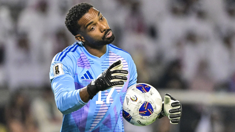 الجماهير حمّلت الحارس خالد عيسى مسؤولية كبيرة في الخسارة أمام المنتخب القطري. تصوير: باتريك كاستيلو