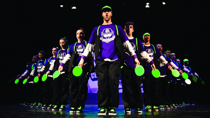 عرض فرقة «بينغ بونغ بانغ». من المصدر