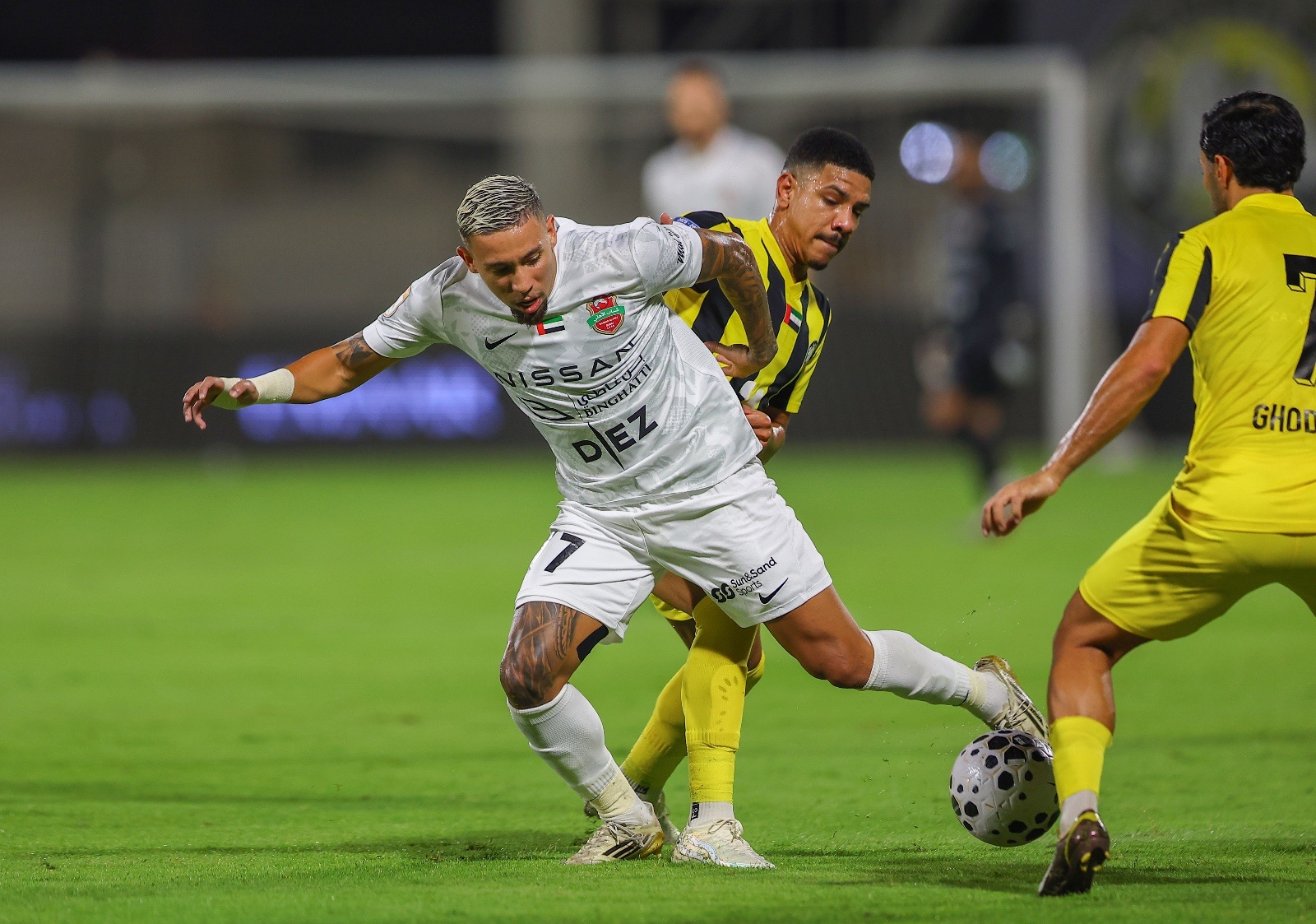 17 تسديدة لا تكفي شباب الأهلي لهز شباك كلباء