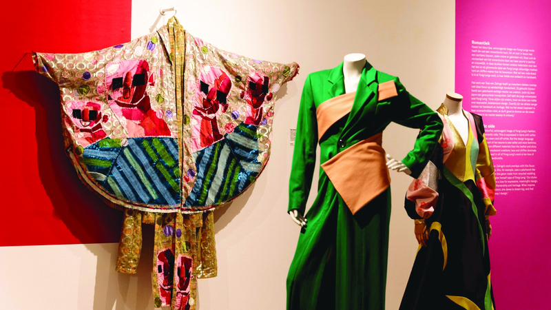 يستعرض المعرض أكثر من 80 قطعة أصلية من أعمال فونغ لينغ. إي.بي.إيه