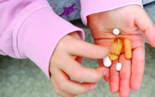 الصورة: أدوية البالغين في متناول الأطفال.. خطر يهدد حياتهم