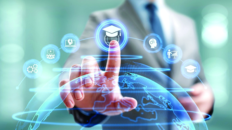 تعليم المستقبل يستند إلى شراكة تجمع العقل البشري والآلة الذكية. أرشيفية