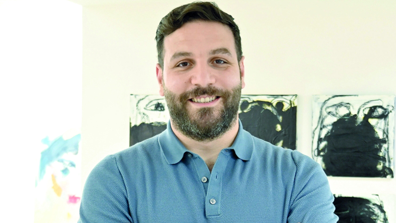 إياد قنازع: أنصح من يفكر في الاقتناء بأن يتعامل مع الفن كرحلة شخصية، وأن يزور المعارض، ويتحدث مع الفنانين، ويختار ما يلامس وجدانه قبل التفكير في القيمة السوقية.