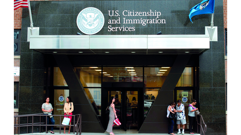 دائرة الهجرة تُموّل من رسوم الطلبات لذلك فعادة ما تبقى مفتوحة خلال الإغلاق الحكومي. رويترز