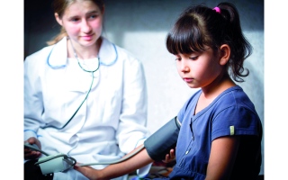 الصورة: الوزن الزائد أبرز مؤشراته.. ضغط الدم خطر يطارد قلوب الأطفال والمراهقين