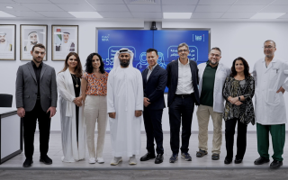 الصورة: "خليفة الطبية" تنجح في إجراء جراحة بالمنظار لجنين يبلغ 25 أسبوعاً