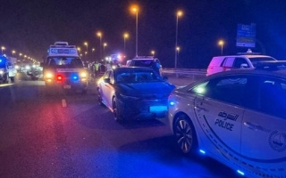 الصورة: شرطة دبي تنقذ سائقة تعطّل مثبت سرعة مركبتها على شارع الإمارات