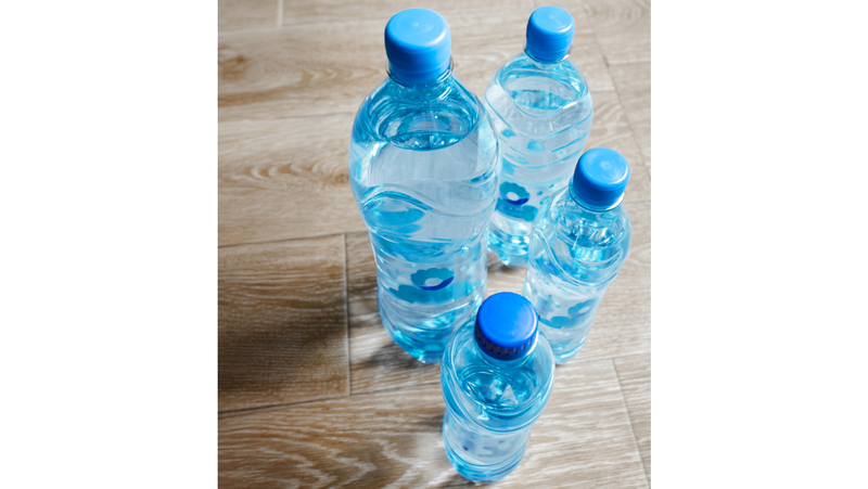 مطاعم و«كافيهات» في مراكز تجارية تبيع عبوات المياه الصغيرة بأسعار تصل إلى 12 درهماً. أرشيفية