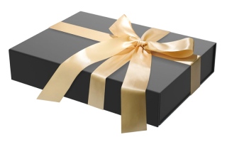 الصورة: سيدة أعمال تطالب بـ 100 ألف درهم تعويضاً عن «صناديق هدايا» متأخرة