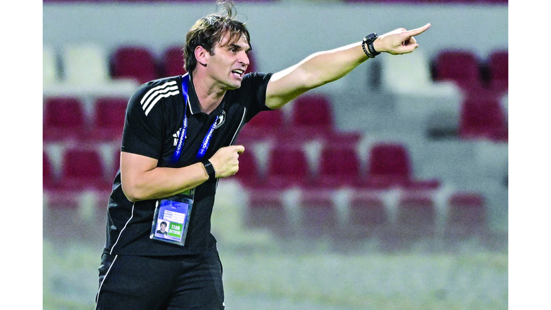 مدرب الشارقة الصربي ميلوش خلال مباراة تراكتور. الإمارات اليوم