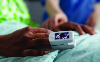 الصورة: «حسين» يعاني «لوكيميا» ويحتاج إلى 285 ألف درهم لاستخراج بطاقة تأمين صحي