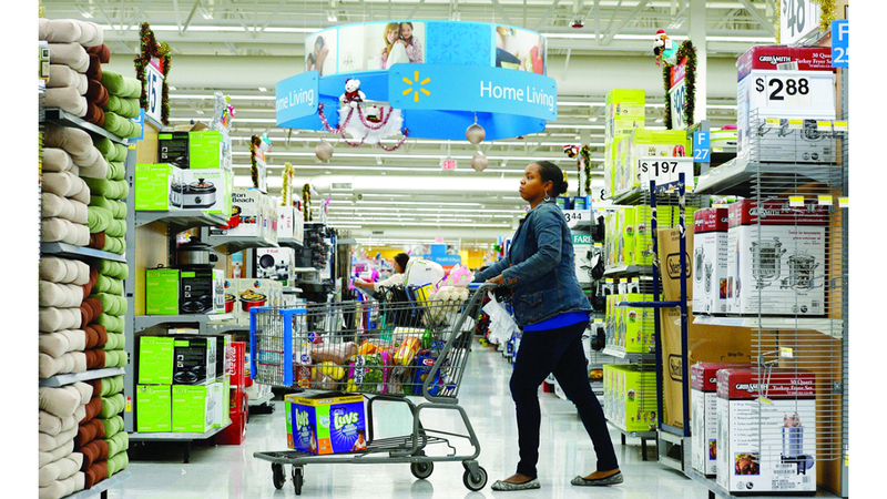 بيانات الإنفاق تُظهر أن الأسر ذات الدخل المنخفض قلّصت مشترياتها. رويترز