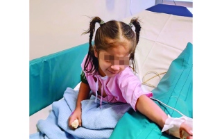 الصورة: «فاطمة» تعاني ورماً حميداً في الخد وعلاجها يكلّف 78 ألف درهم