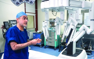 الصورة: إجراء 145 جراحة روبوتية ناجحة في مستشفى دبي