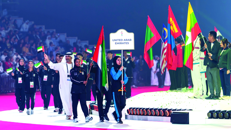 وفد الإمارات المشارك أثناء حفل الافتتاح. وام