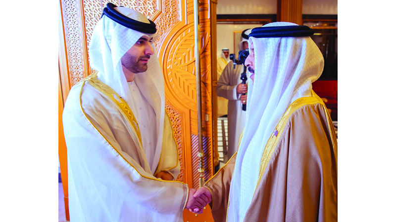 ملك البحرين خلال استقباله منصور بن محمد. وام