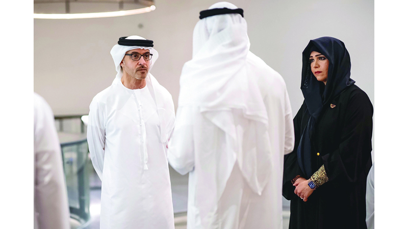 هزاع بن زايد خلال تفقده المتحف بحضور لطيفة بنت محمد. من المصدر