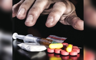 الصورة: شرطة أبوظبي تكشف حقيقة "الحبوب الحمراء" في المدارس