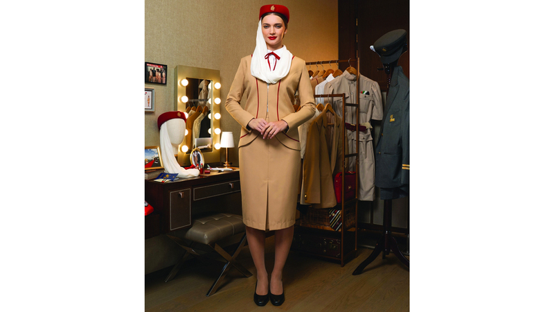 زي طاقم «طيران الإمارات» يحمل في كل تفصيلة منه إرثاً يعكس هوية الناقلة وشخصيتها المميزة. من المصدر