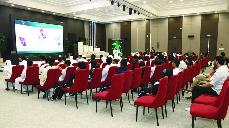 شرطة دبي حريصة على تنفيذ برامج توعوية شاملة خصوصاً لفئة الطلبة. من المصدر