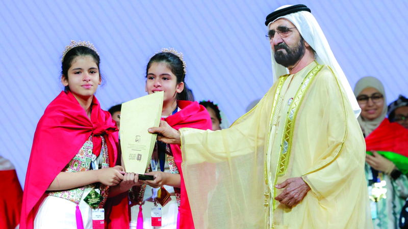 محمد بن راشد خلال تكريمه التوأم بيسان وبيلسان. وام