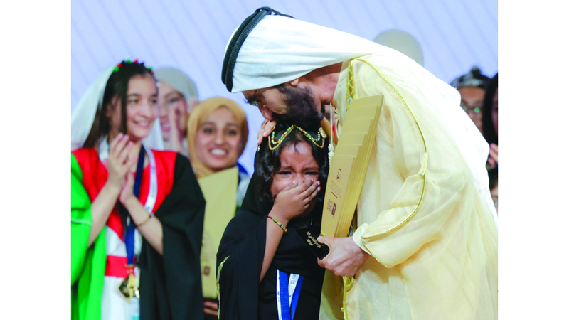 محمد بن راشد في لقطة أبوية مع الطالبة مريم محمد شامخ من موريتانيا. وام