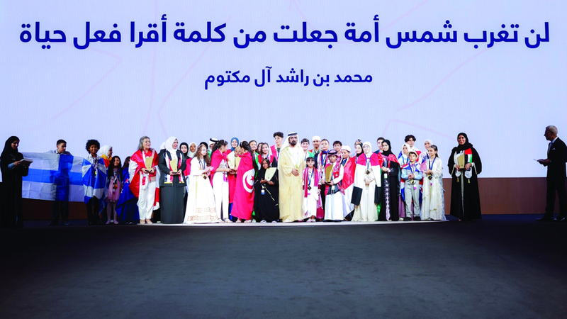 محمد بن راشد خلال تكريم أصحاب المراكز الأولى في فئات تحدي القراءة العربي بحضور سيف بن زايد. وام