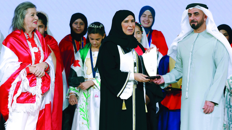 سيف بن زايد خلال تكريمه مدرسة عاتكة بنت زيد. وام