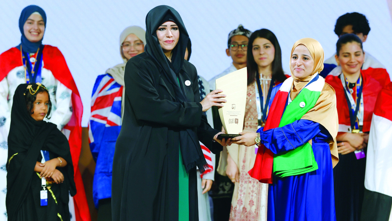 لطيفة بنت محمد خلال تكريمها الطالبة ماريا حسن عجيل من العراق. وام