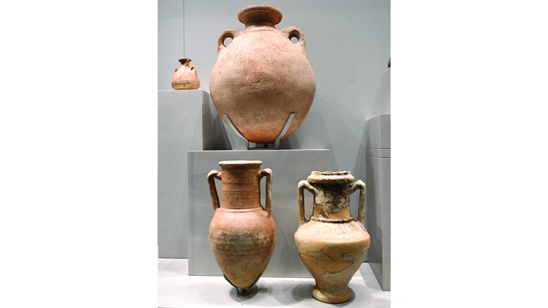 استمرار الكشف الأثري أثمر «لقى أثرية» مثل الفخاريات ورؤوس السهام والأدوات الحجرية. وام