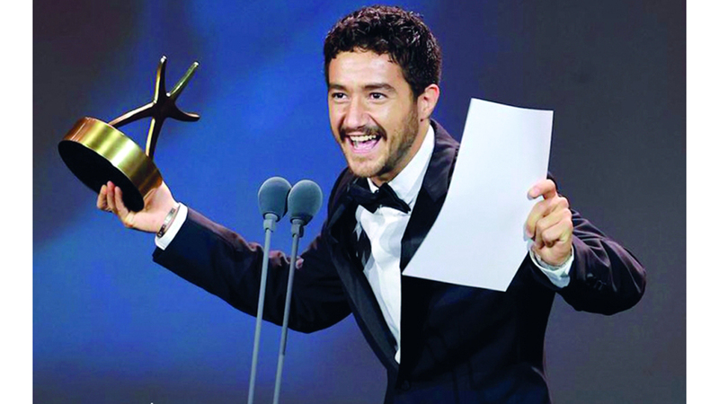 مالك سعيد بجائزته.