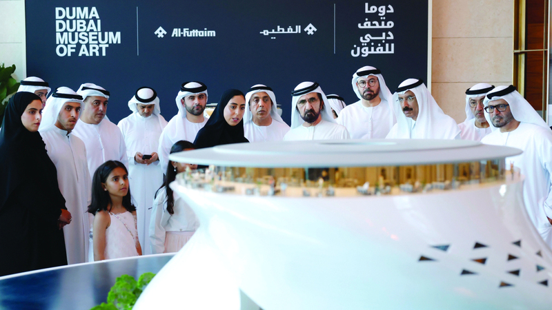 محمد بن راشد خلال الاطلاع على تصاميم «متحف دبي للفنون». وام