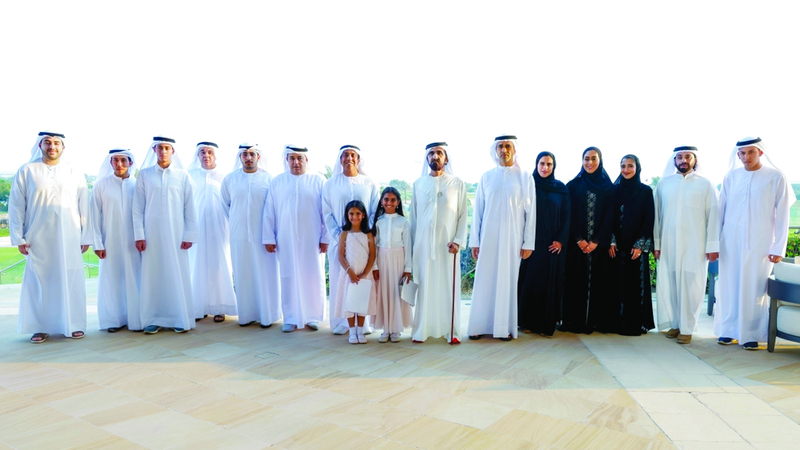 محمد بن راشد مع أفراد عائلة الفطيم خلال الإعلان عن إطلاق «متحف دبي للفنون». وام