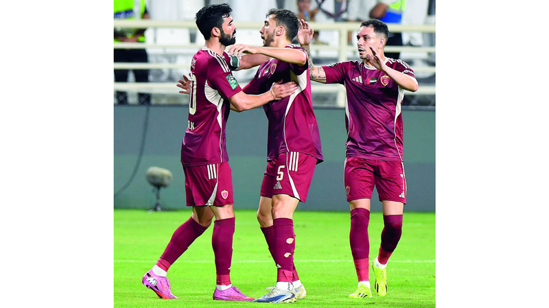 لاعبو الوحدة يحتفلون بالفوز على الظفرة في مسابقة الكأس. تصوير: إريك أرازاس