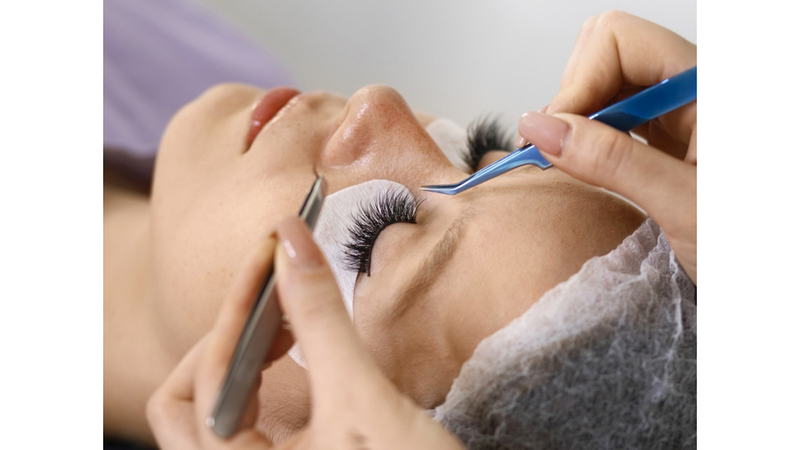 نساء عدة يلجأن إلى الرموش الاصطناعية للحصول على مظهر أكثر كثافة وجاذبية للعين. أرشيفية