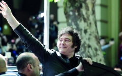 الصورة: ميلي يتعهد بمزيد من الإصلاحات بعد فوز حزبه بالانتخابات التشريعية في الأرجنتين          