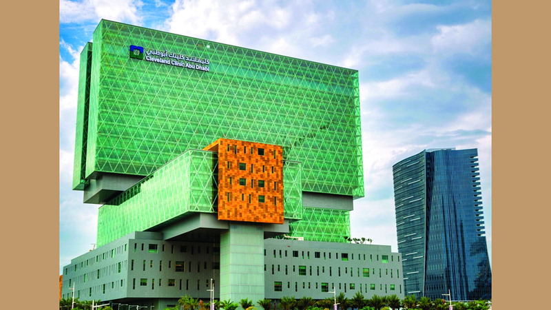 المريض يتلقى العلاج في مستشفى كليفلاند أبوظبي. أرشيفية