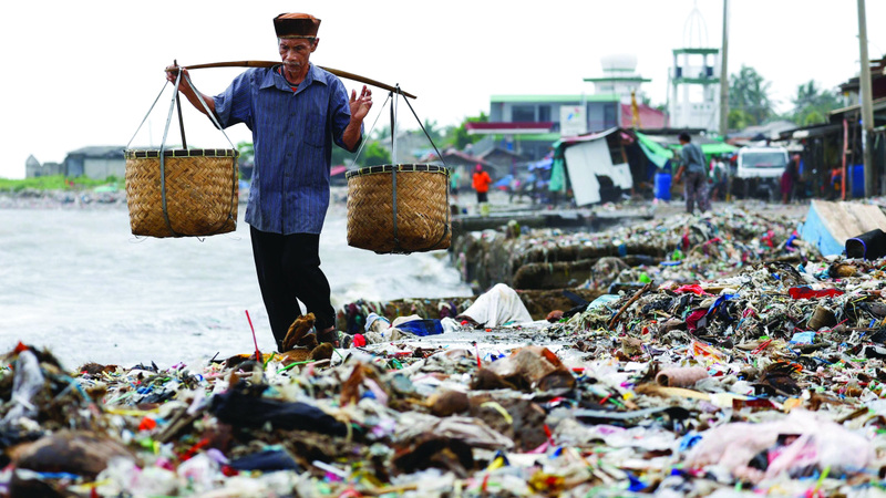 النفايات تمثّل مشكلة رئيسة في جزيرة بالي. رويترز