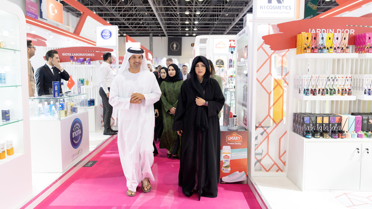 لطيفة بنت محمد خلال جولتها التي شملت عدداً من أجنحة الدول والشركات العالمية المشاركة. من المصدر