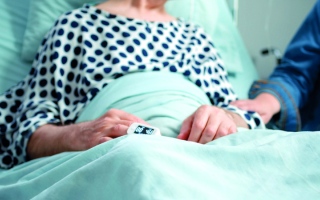 الصورة: «أبوعمر» يحتاج إلى 137 ألف درهم لإجراء جراحة عاجلة في «الأورطي»