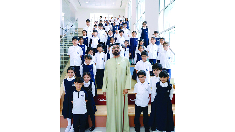 محمد بن راشد خلال زيارته لمجمع زايد التعليمي في منطقة الورقاء. من المصدر